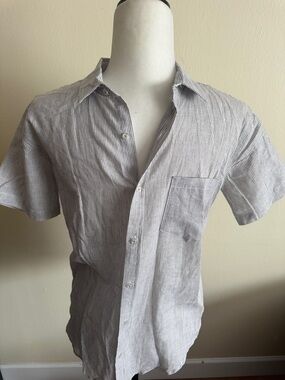 Casual Short-Sleeve Button-Down Shirt in Light Gray Stripe